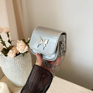 Mini sac bandoulière argenté avec boucle papillon en métal et chaîne élégante en métal