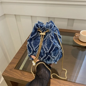 Bucket Bag aus Denim mit Fransen, Goldkette und Kordelzug mit Perlenanhängern