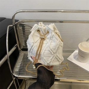 Weiße Bucket-Bag aus Denim mit Fransen, Rautensteppung und goldener Kette