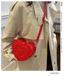 Dettaglio della borsa a tracolla rossa a forma di cuore in pelle PU con motivi a rilievo