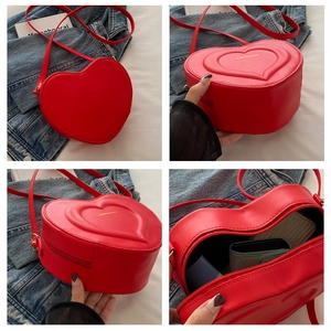 Vista dettagliata della borsa a cuore in pelle rossa con dettagli su interno e cerniera
