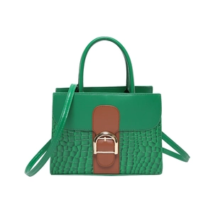 Sac à main vert en cuir croco avec rabat marron, boucle dorée et bandoulière amovible