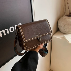 Borsa a tracolla marrone retrò con borchie dorate e tracolla larga fantasia