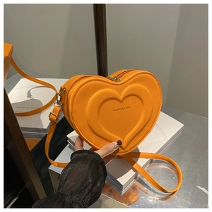 Dettaglio borsa a tracolla arancione a forma di cuore con goffratura e logo fashion