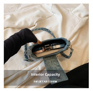 Capacité intérieure du sac à bandoulière en denim bleu avec divers accessoires