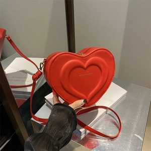 Elegante borsa a tracolla rossa a forma di cuore con scritte dorate e tracolla regolabile