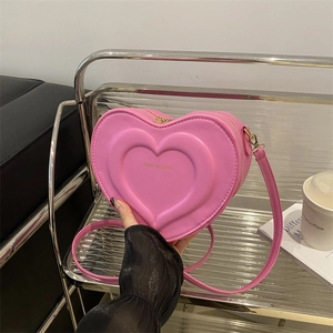 Borsa a tracolla rosa a forma di cuore per donna con scritte dorate e spallina sottile