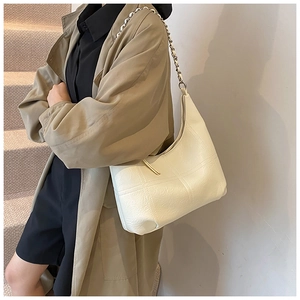 Détail du sac hobo matelassé blanc crème avec chaîne dorée et texture gaufrée