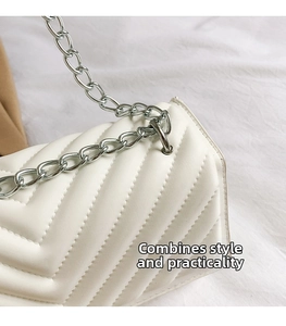 Détail du sac matelassé blanc montrant la chaîne argentée et la texture en V cousue