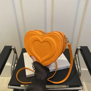 Borsa a tracolla a forma di cuore arancione brillante con design a strati e tracolla