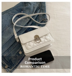 Detailopname van witte gewatteerde crossbodytas met zilveren gesp op denim