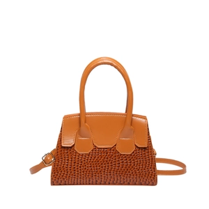 Borsa a tracolla a trapezio marrone caramello minimalista con elegante trama a coccodrillo