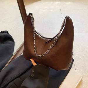 Sac fourre-tout minimaliste en cuir marron foncé avec chaîne argentée et surpiqûres