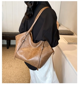 Sac cabas vintage en similicuir marron montrant la vue latérale sur un mannequin femme