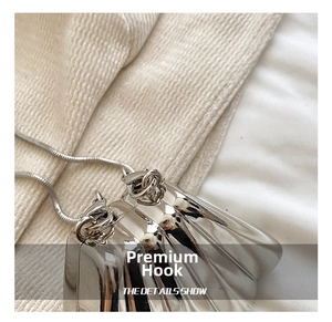 Close-up of the silver shell bag showing durable metal hook hardware and snake chain