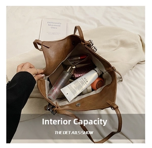 Vue intérieure du sac fourre-tout marron avec grande capacité et multi-compartiments