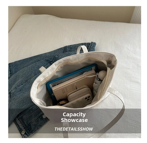 Vue intérieure du grand sac cabas blanc montrant l'espace pour tablette et livres