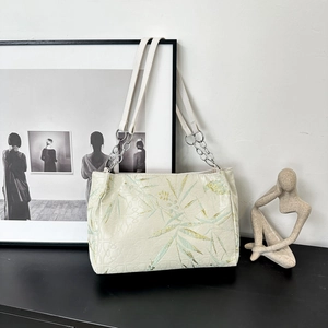 Sac fourre-tout brodé bambou en similicuir blanc avec bandoulière chaîne métallique
