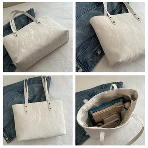 Détails du cabas blanc à texture froissée avec fines bretelles et grande capacité interne