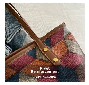 Dettaglio del rinforzo con rivetti in metallo sulla grande borsa tote in pelle patchwork