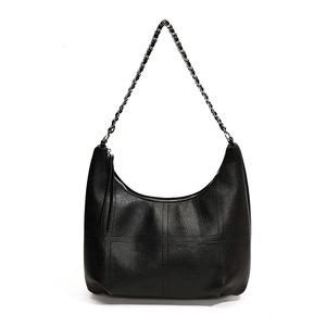 Sac demi-lune noir chic avec bandoulière chaîne argentée et texture grainée lychee