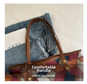 Dettaglio borsa tote color block con pelle martellata e giunzioni dei manici rivettate