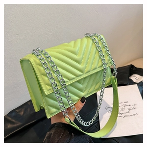 Détail du sac à chaîne vert néon avec cuir synthétique matelassé en V et bandoulière