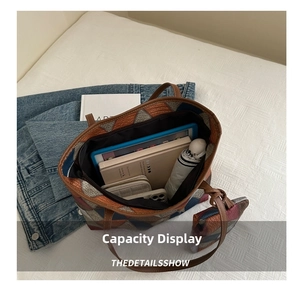 Vista dall'alto di una capiente borsa tote con spazio per iPad, ombrello e portafoglio