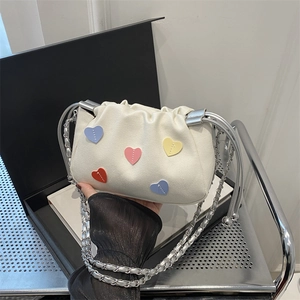 Sac à main en toile blanche chic avec patchs cœur colorés et bandoulière chaîne argent
