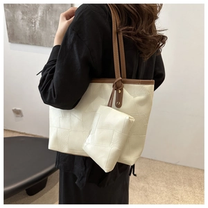 Dettaglio della borsa tote patchwork grande con pochette abbinata in beige e marrone