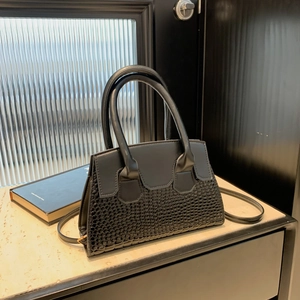 Petit sac carré noir en cuir texturé crocodile avec des détails dorés chic