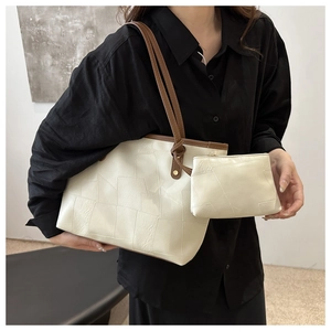 Dettaglio della borsa tote patchwork vintage in pelle PU con tracolle marroni