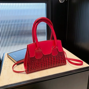 Piccola borsa a tracolla rossa con motivo a coccodrillo e finitura in pelle liscia