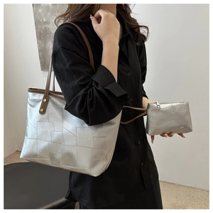 Borsa tote argento con motivo geometrico, manici marroni e portamonete abbinato