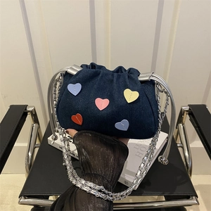 Sac à cordon en denim tendance avec écussons cœurs colorés et bandoulière chaîne