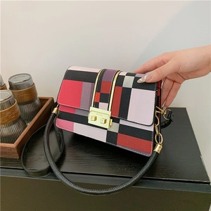 Fashionable color-block crossbody bag with geometric pattern and golden metal clasp