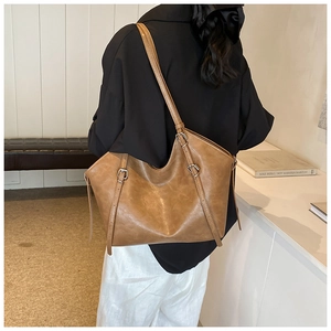 Vue latérale du grand sac cabas vintage marron avec détails de bandoulière réglable