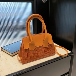 Sac à main chic orange en similicuir avec motif crocodile et bandoulière assortie