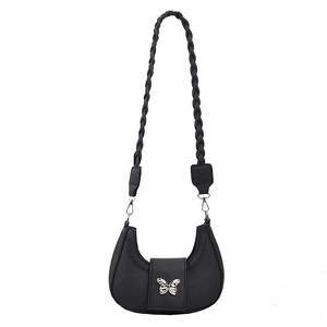 Sac à bandoulière demi-lune noir avec boucle papillon argentée et bandoulière tressée