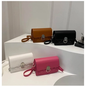 Chique gewatteerde crossbody tassen voor dames in bruin, zwart, wit en fuchsia kleuren