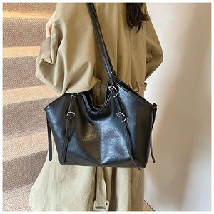 Détail du sac cabas noir vintage avec boucles métalliques argentées sur lanières
