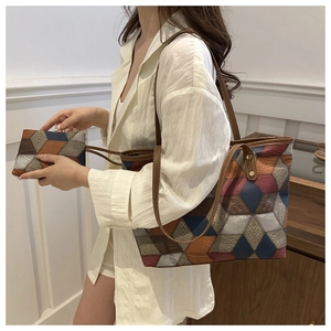 Dettaglio della borsa tote vintage con patchwork geometrico e similpelle martellata