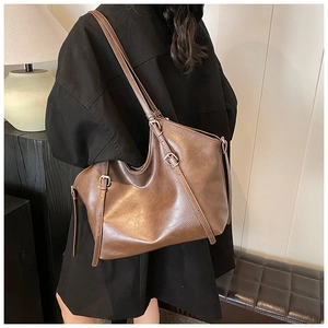Détail du sac cabas en cuir PU marron avec boucles décoratives latérales ajustables