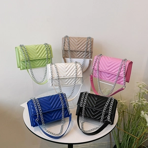 Sac À Épaule Matelassé En V Pour Femmes Cuir PU Chevron Chaîne Bandoulière Carré Rabat Mode Couleur Bonbon