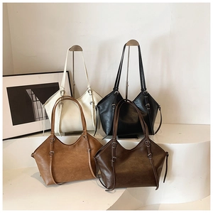 Détails de sacs fourre-tout vintage en quatre couleurs sur un présentoir minimaliste