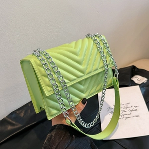 Petit sac carré bandoulière vert fluo avec matelassage chevron et chaîne argentée