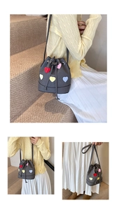 Borsa a secchiello grigia con coulisse e toppe a cuore colorate in vari stili di porto
