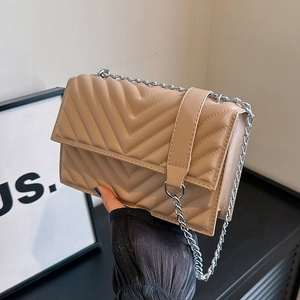 Sac bandoulière beige matelassé avec surpiqûres en V et chaîne en métal argenté