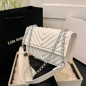 Sac à bandoulière blanc avec matelassage chevron et chaîne argentée en coffret
