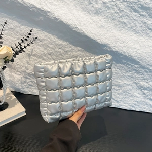 Pochette matelassée argentée minimaliste en similicuir brillant pour femme